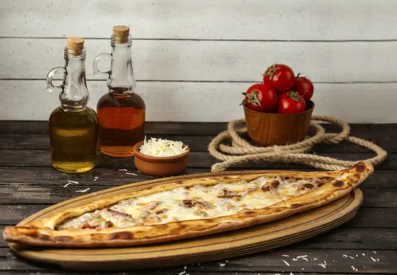 Sucuklu Kaşarlı Pide
